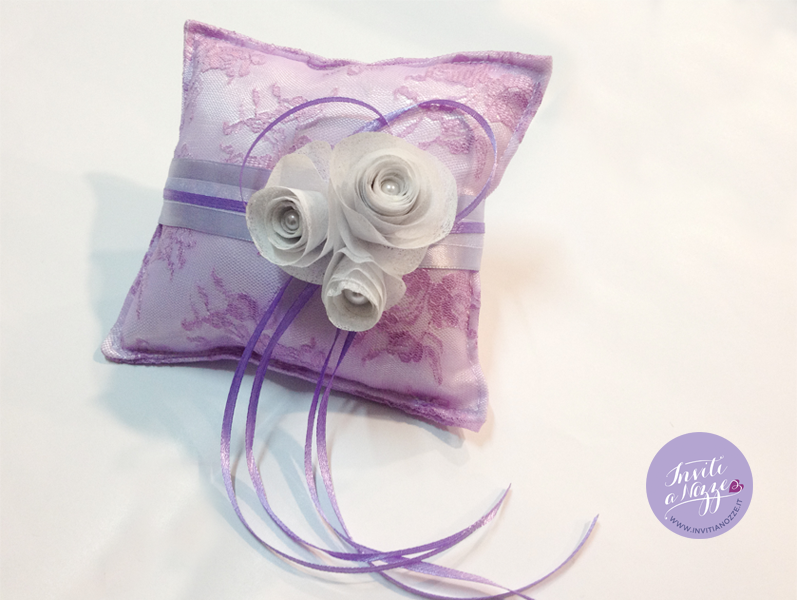 cuscino portafedi lilla rose bianche
